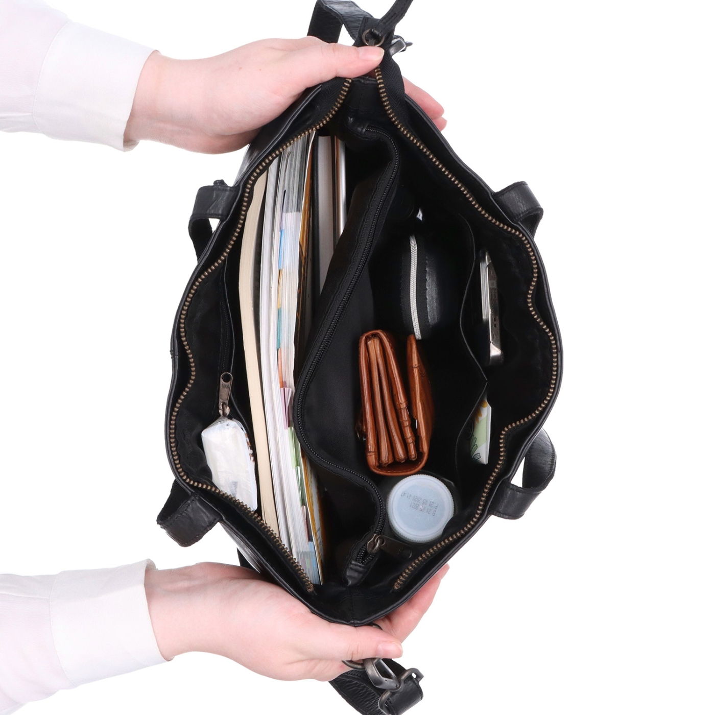 Minimalistická kožená kabelka s uchami a popruhom Noelia Bolger materiál kože zapínanie na zips farba čierna veľkosť stredná NB 2428 C Vnútro