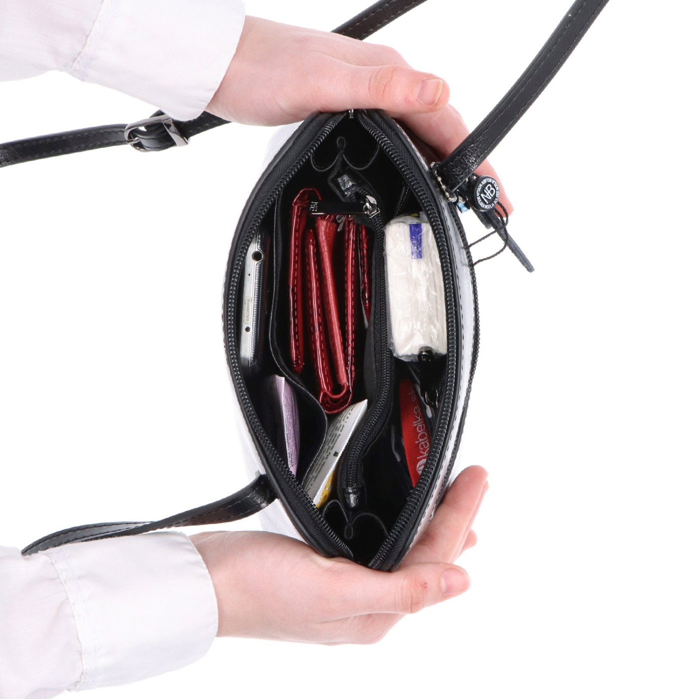 Kožená crossbody kabelka s premysleným členením Noelia Bolger materiál kože zapínanie na zips farba čierna veľkosť malá NB 0115 C Vnútro