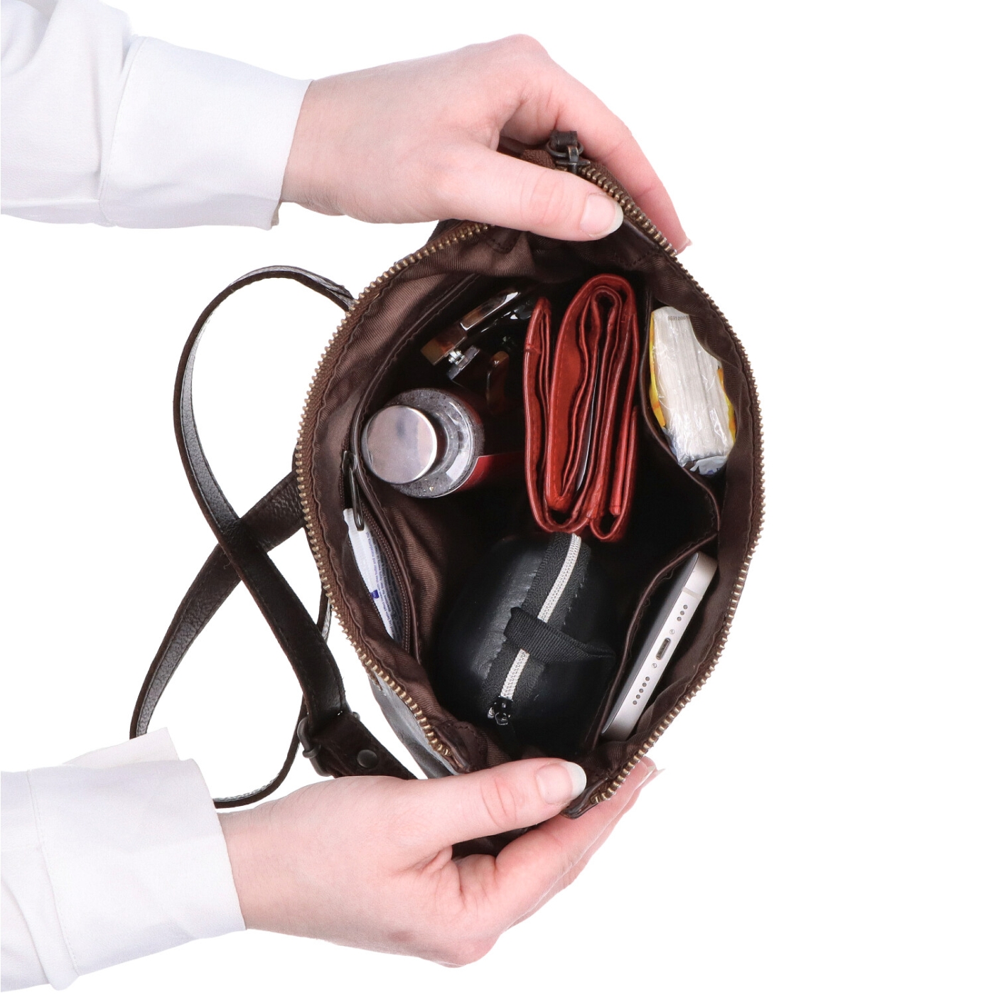 Kožená crossbody kabelka s moderným dizajnom Noelia Bolger materiál kože zapínanie na zips farba hnedá veľkosť malá NB 2400 H Vnútro
