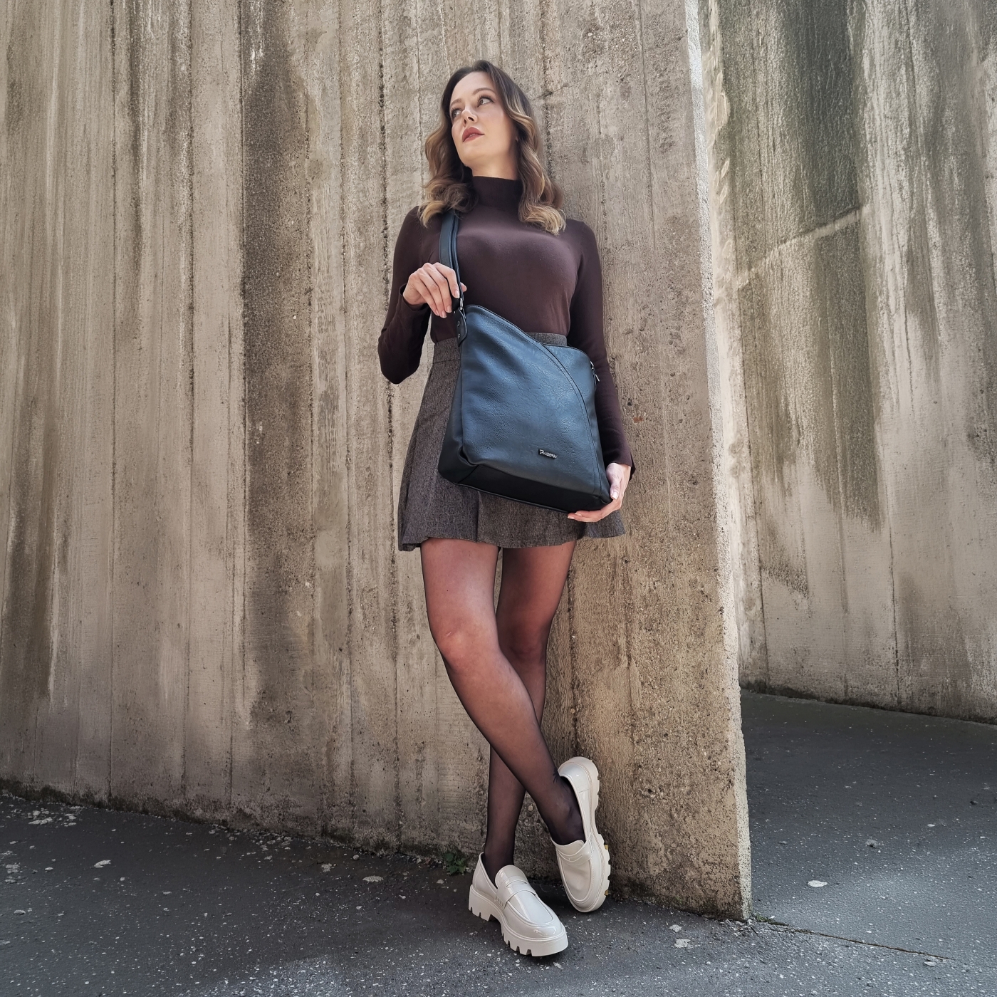 Asymetrická crossbody kabelka s prešívaním Tangerin materiál syntetická koža zapínanie na zips farba čierna veľkosť stredná 8023 C Lifestyle
