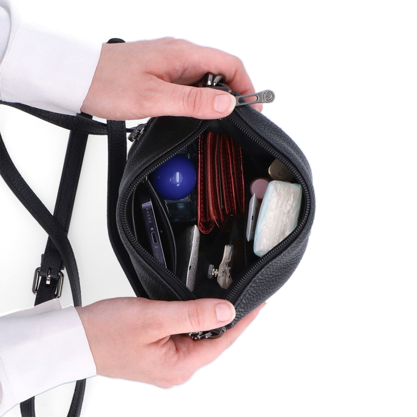 Malá kožená crossbody kabelka s výraznou retiazkou Noelia Bolger materiál kože zapínanie na zips farba čierna veľkosť malá NB 3016 C Vnútro
