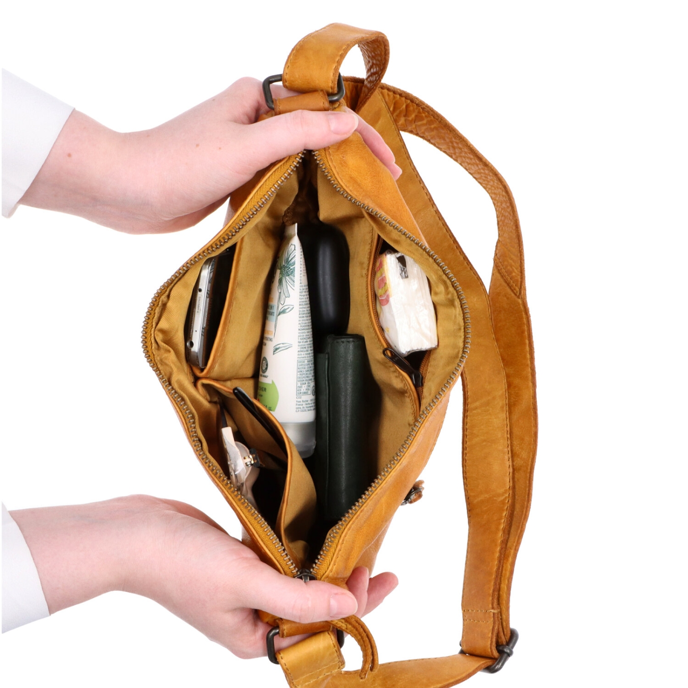 Asymetrická kožená moonbag kabelka Noelia Bolger materiál kože zapínanie na zips farba žltá veľkosť malá NB 2413 ZLU Vnútro