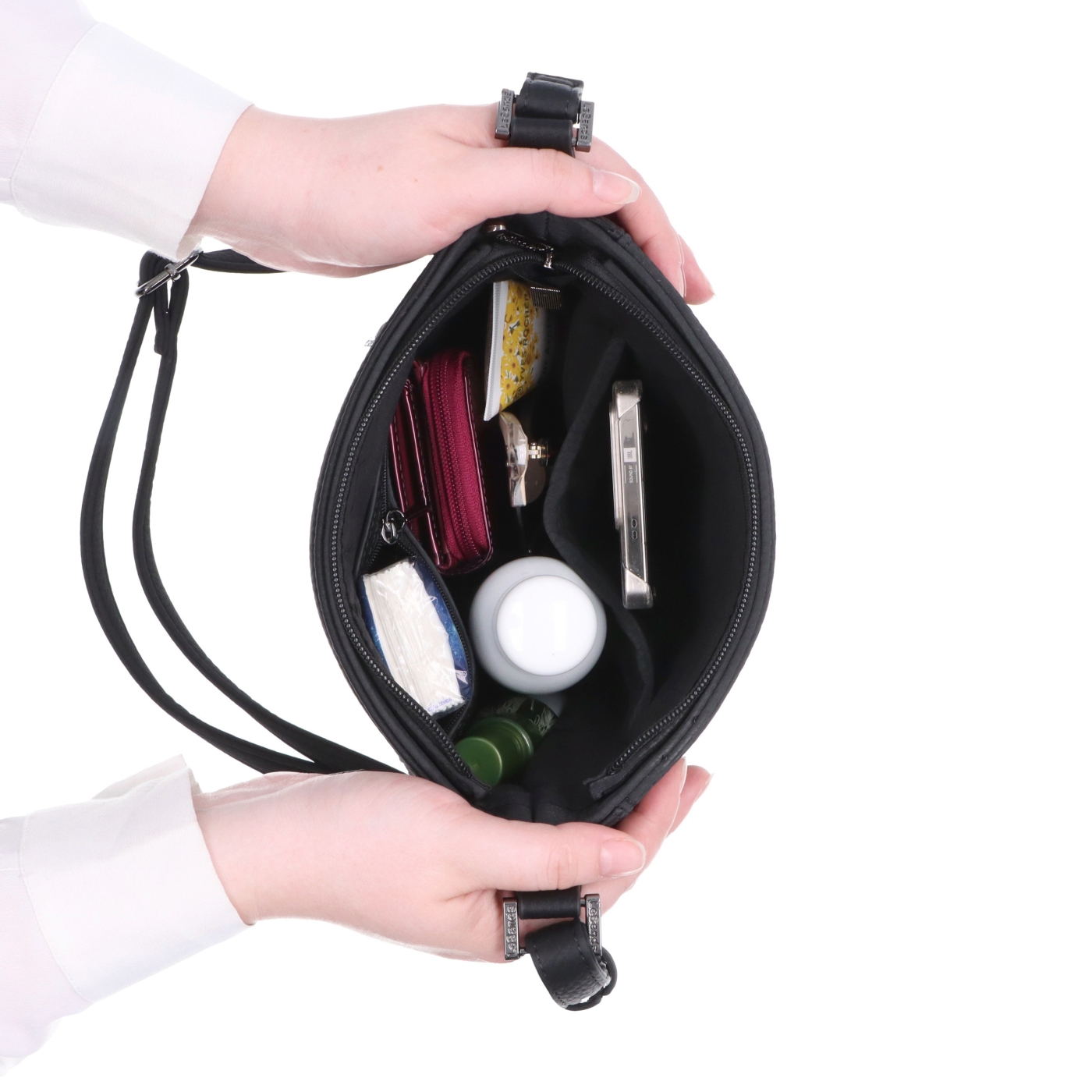 Praktická crossbody kabelka s predným vreckom Le Sands materiál syntetická koža zapínanie na zips farba čierna veľkosť stredná 4653 C Vnútro