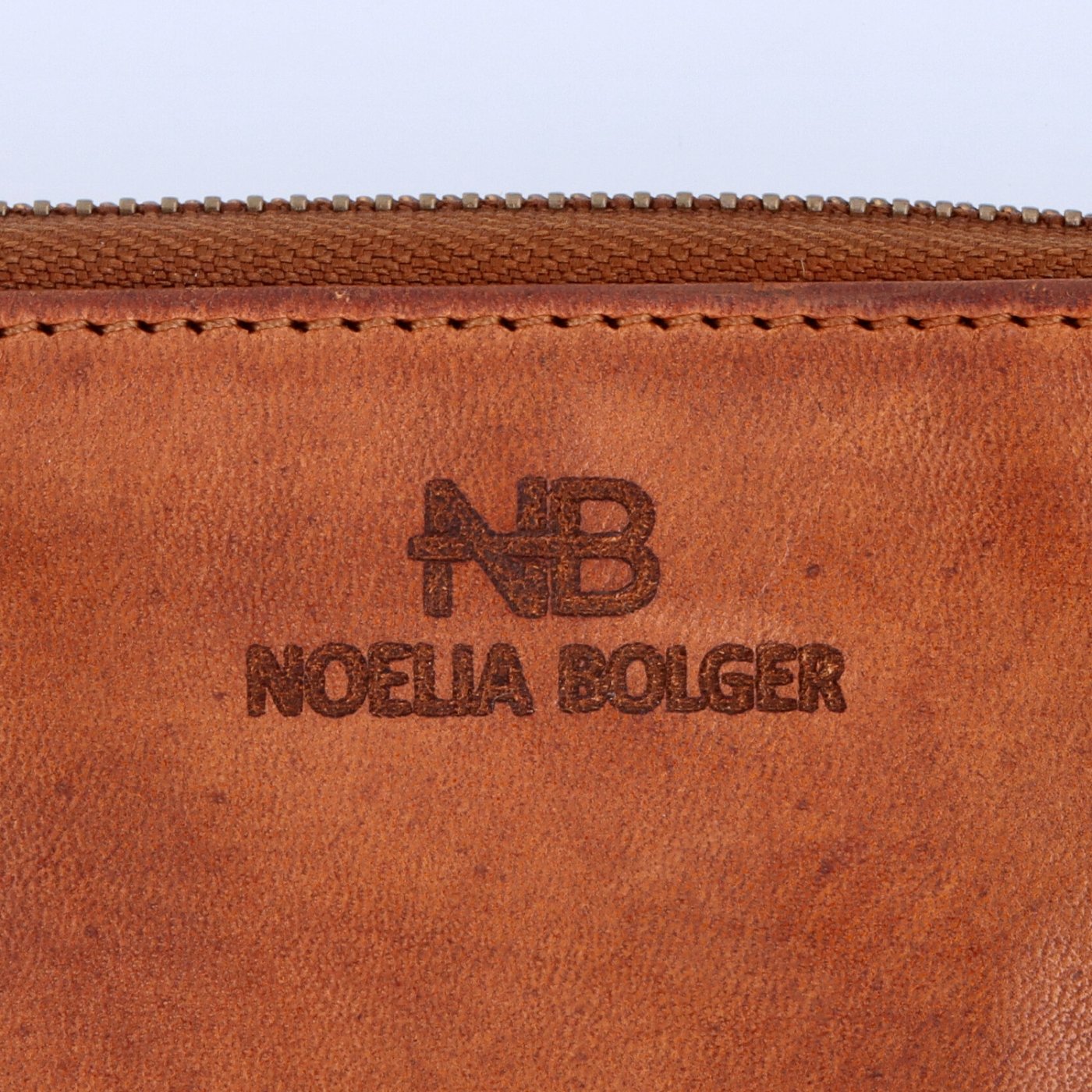 Podlhovastá kožená peňaženka s prešívaním Noelia Bolger materiál kože zapínanie na zips farba koňaková veľkosť veľká 5125 NB KO Logo