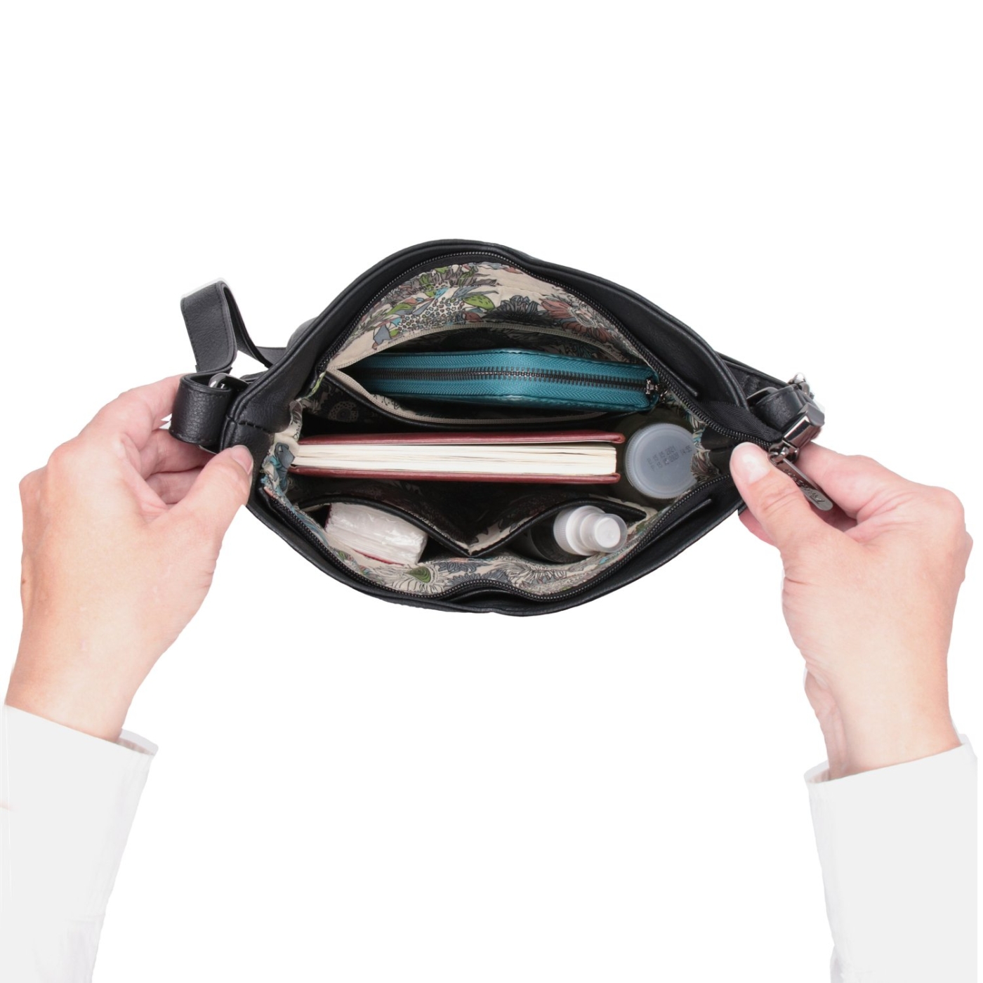 Asymetrická crossbody kabelka s prešívaním Tangerin materiál syntetická koža zapínanie na zips farba čierna veľkosť stredná 8023 C Vnútro