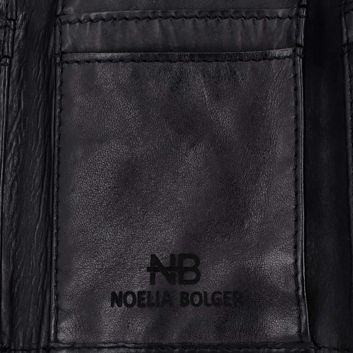 Minimalistická kožená peňaženka s prešívaním Noelia Bolger materiál kože zapínanie na cvok farba čierna veľkosť malá 5129 NB C Logo