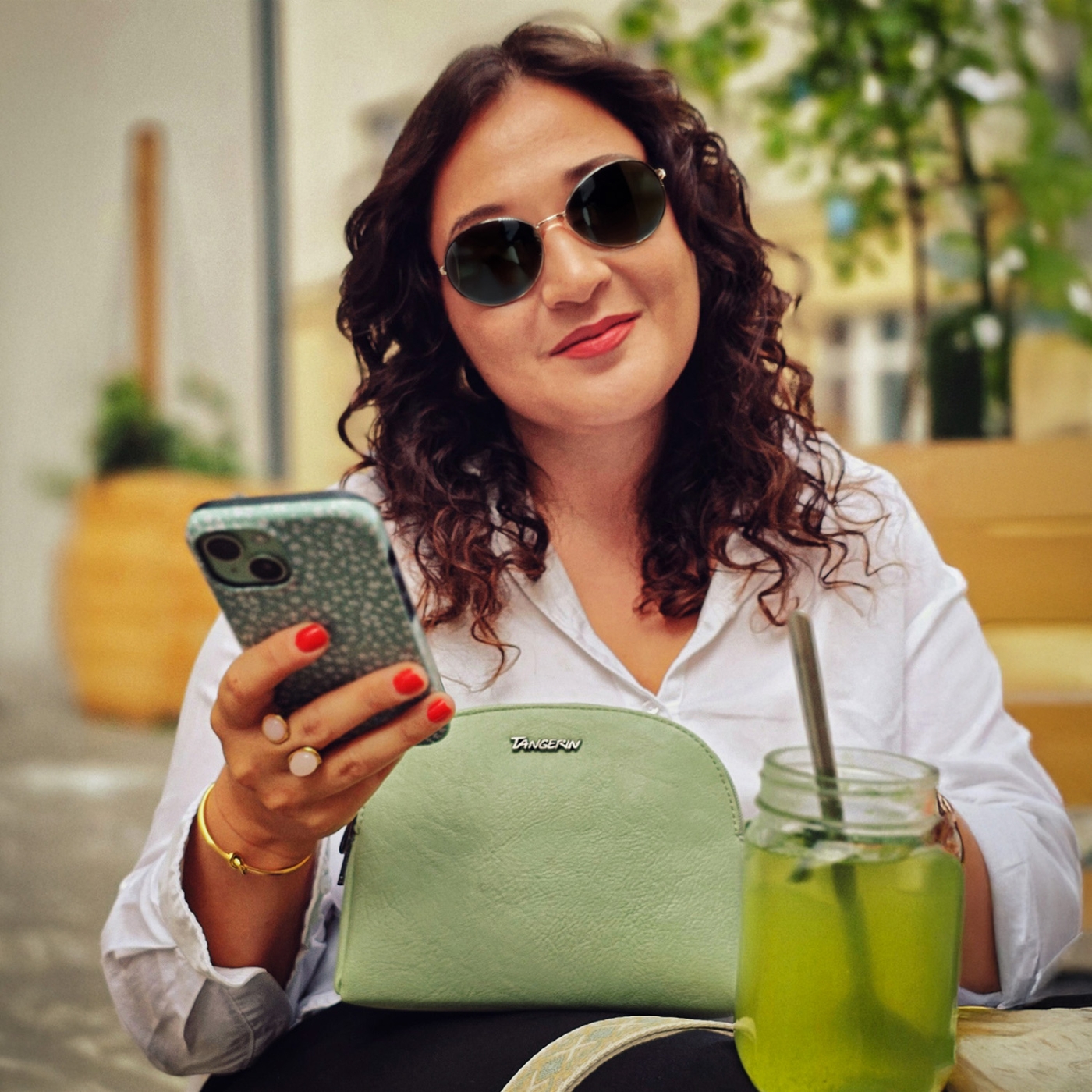 Malá crossbody kabelka s výrazným popruhom Tangerin materiál syntetická koža zapínanie na zips farba zelená veľkosť malá 8044 ZE Lifestyle