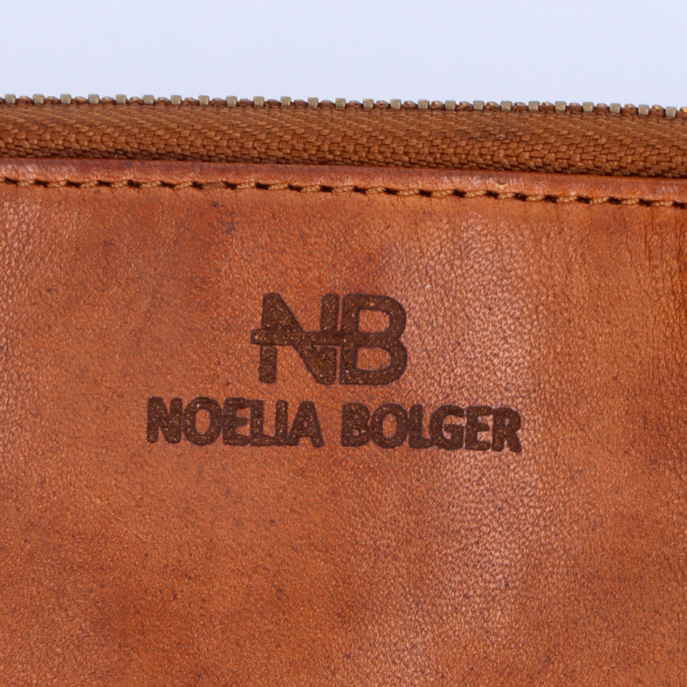 Kožená peňaženka s vreckom na zips Noelia Bolger materiál kože zapínanie na cvok farba koňaková veľkosť malá 5136 NB KO Logo