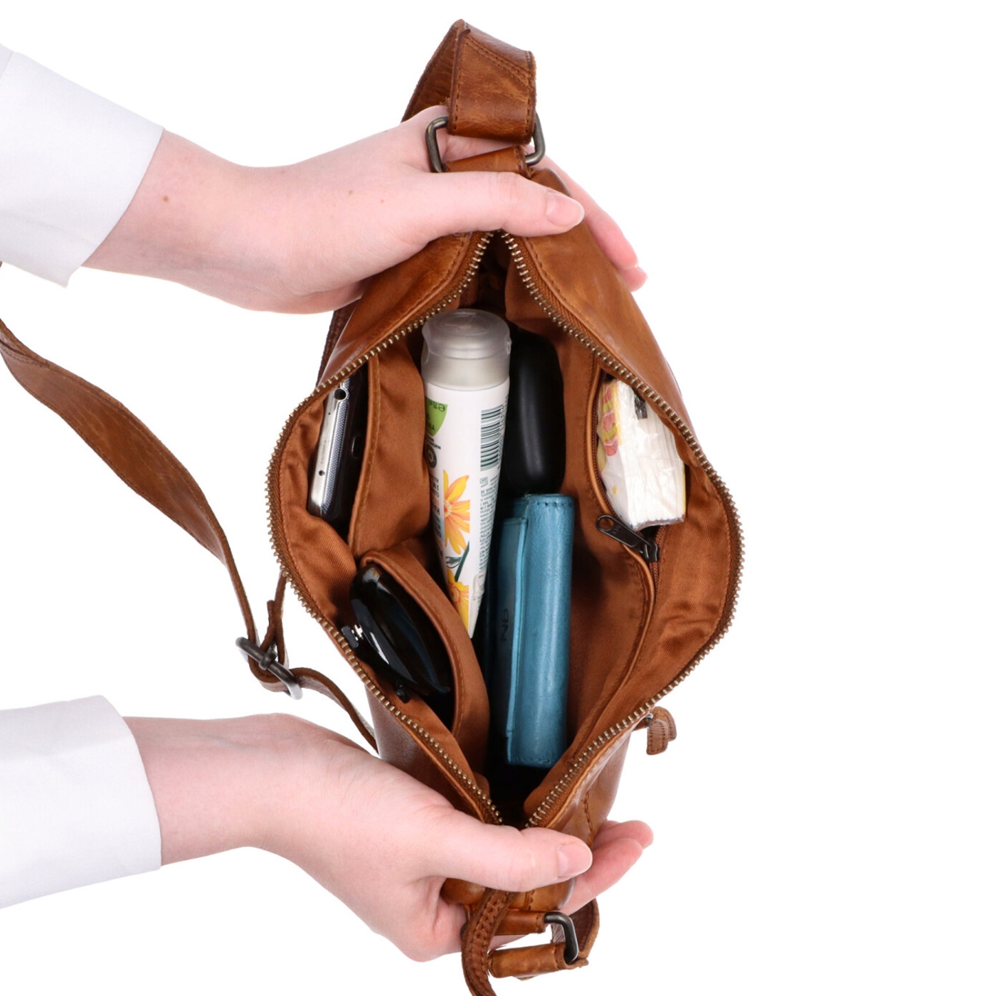 Asymetrická kožená moonbag kabelka Noelia Bolger materiál kože zapínanie na zips farba koňaková veľkosť malá NB 2413 KO Vnútro