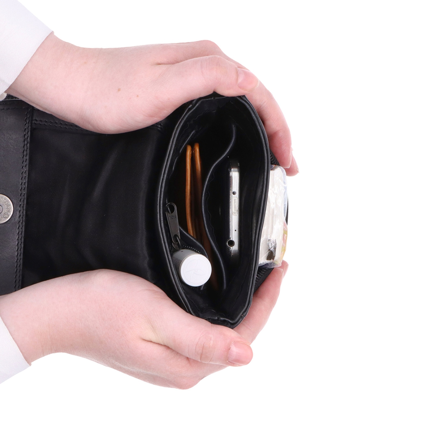 Kožená crossbody taška s chlopňou Noelia Bolger materiál kože zapínanie s chlopňou farba čierna veľkosť malá NB 2418 C Vnútro