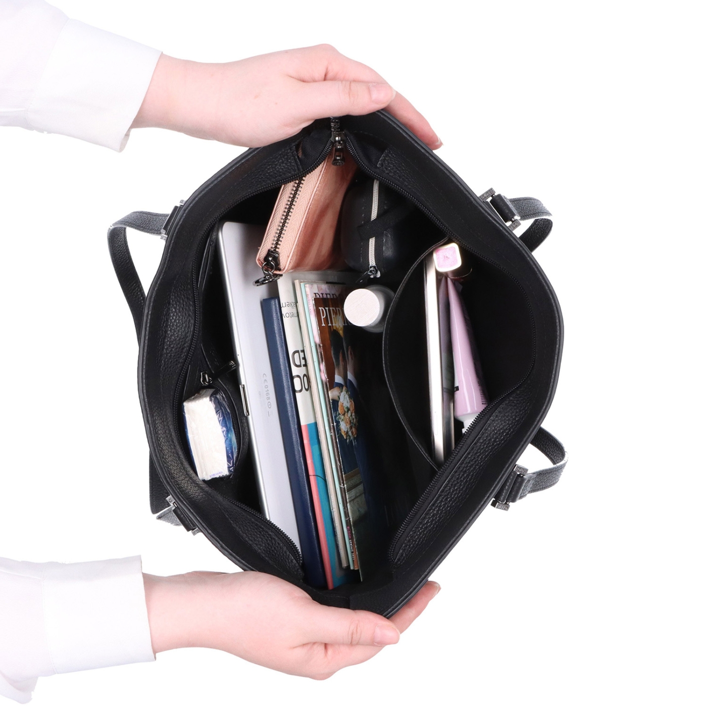 Kožená kabelka cez rameno Noelia Bolger materiál kože zapínanie na zips farba čierna veľkosť veľká NB 3010 C Vnútro