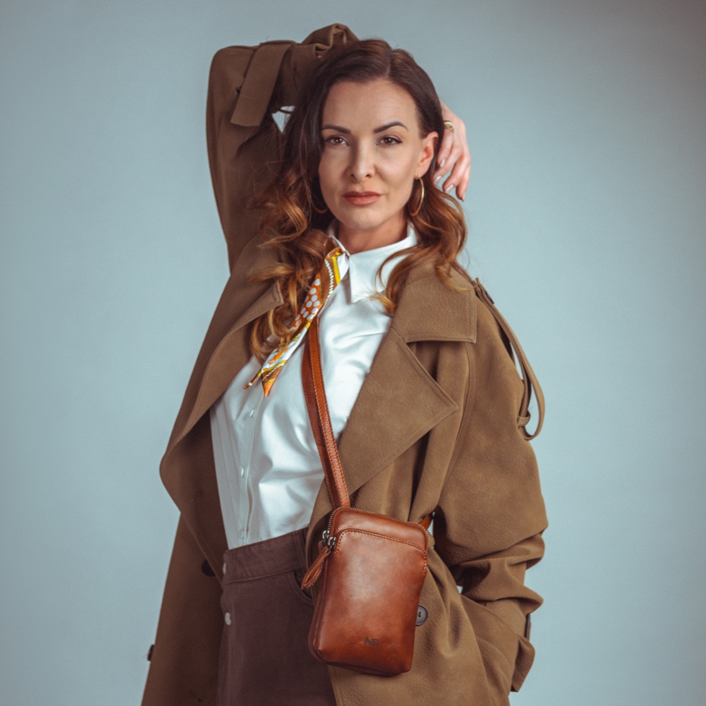 Štýlová kožená crossbody taška Noelia Bolger materiál kože zapínanie na zips farba koňaková veľkosť malá NB 2419 KO Lifestyle