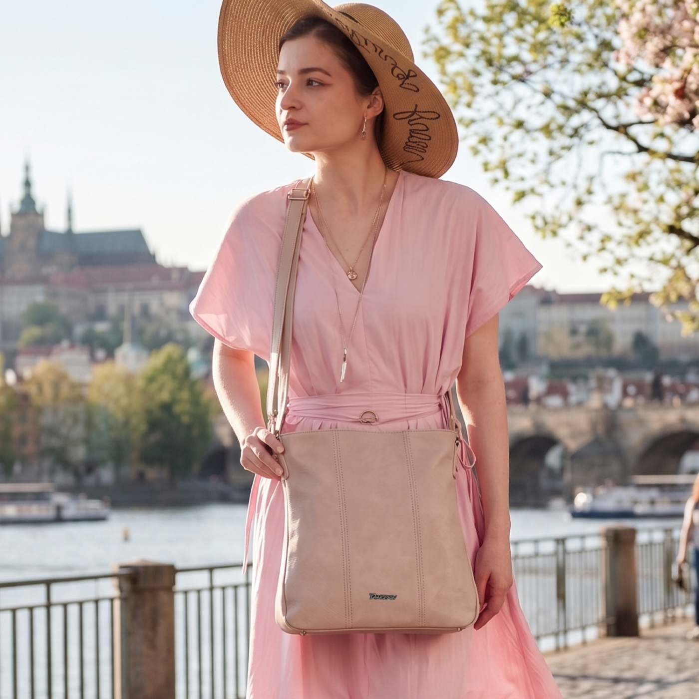 Crossbody kabelka s prešívaním Tangerin materiál syntetická koža zapínanie na zips farba ružová veľkosť stredná 8004 LI Lifestyle