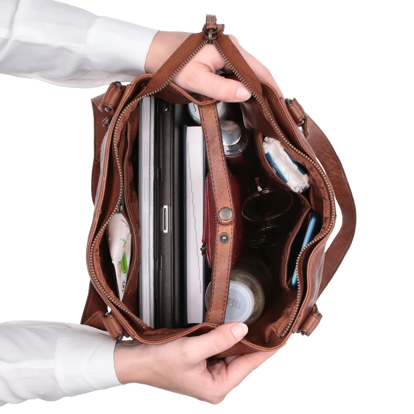 Kožená kabelka cez rameno s možnosťou rozšírenia Noelia Bolger materiál kože zapínanie na zips farba koňaková veľkosť stredná NB 2102 KO Vnútro