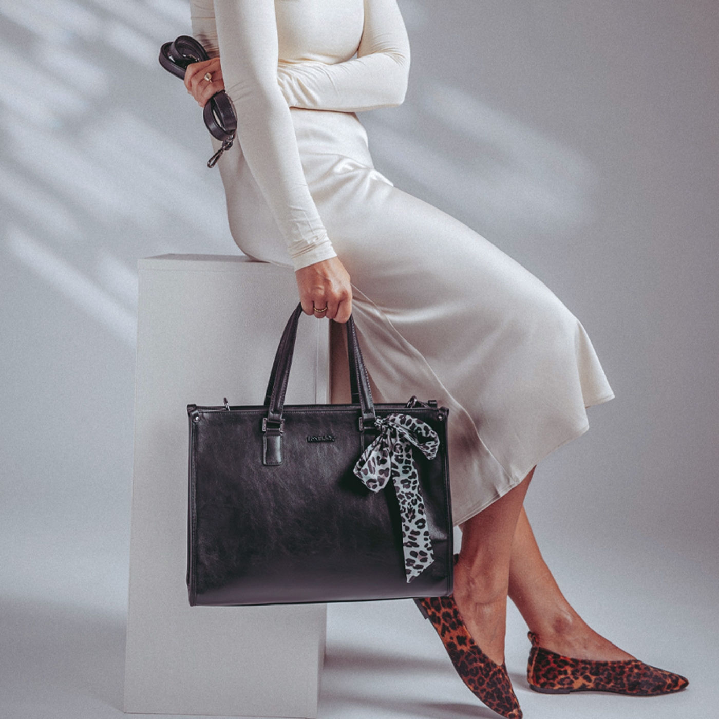 Elegantná kabelka do ruky s ozdobnou šatkou Le Sands materiál syntetická koža zapínanie na zips farba čierna veľkosť veľká 7727 C Lifestyle
