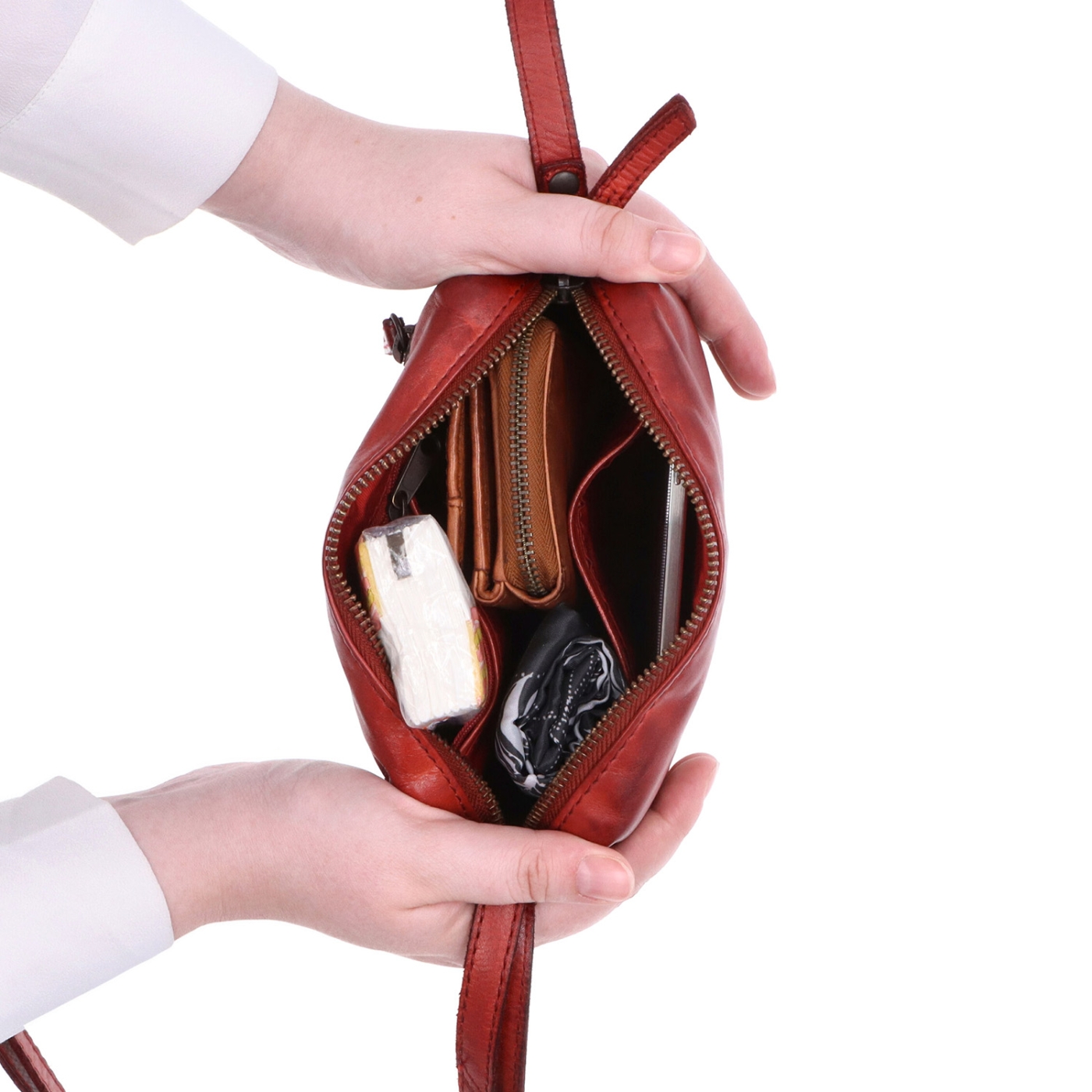 Minimalistická kožená crossbody kabelka Noelia Bolger materiál kože zapínanie na zips farba červená veľkosť malá NB 2417 CV Vnútro