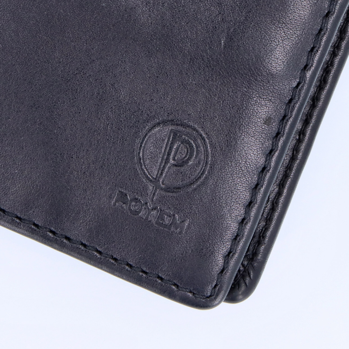 Praktická kompaktná peňaženka z pravej kože Poyem materiál kože zapínanie Bez zapínania farba čierna veľkosť malá 5243 Poyem C Logo