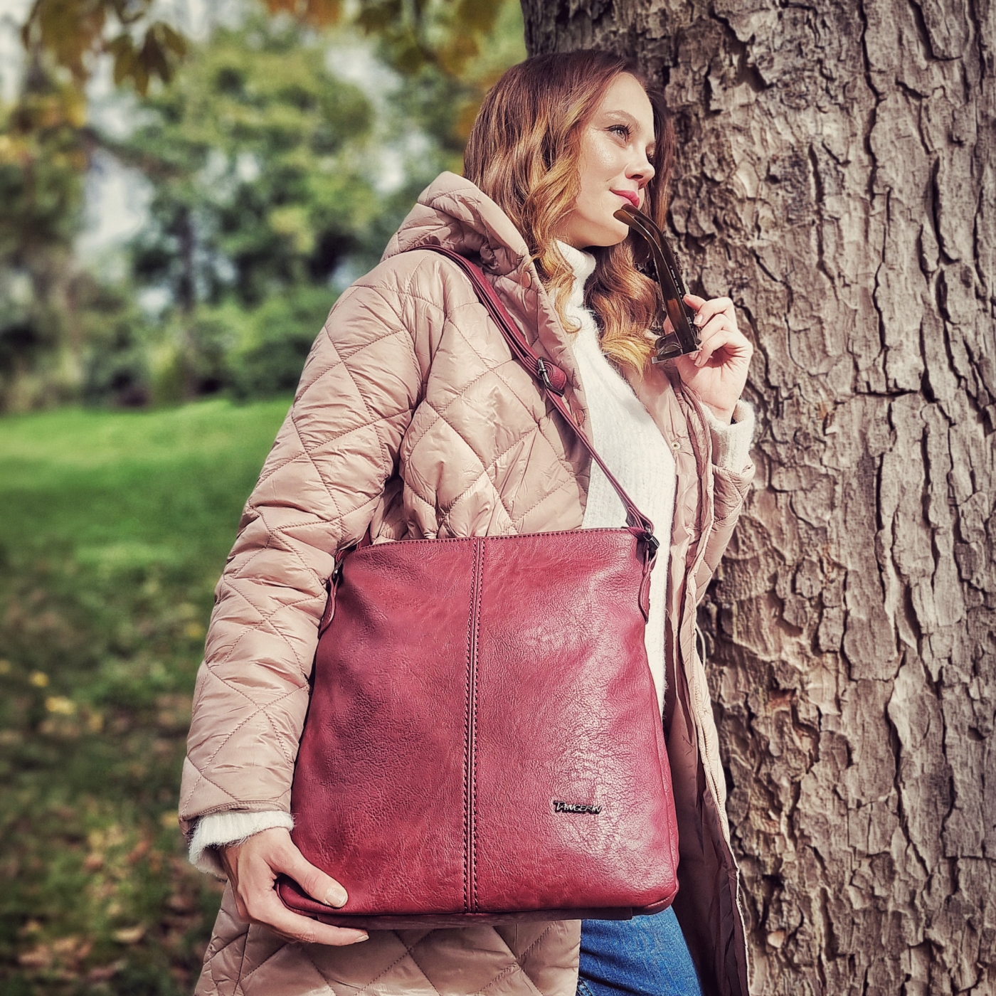 Crossbody kabelka s jednoduchým prešívaním Tangerin materiál syntetická koža zapínanie na zips farba vínová veľkosť stredná 8003 BO Lifestyle