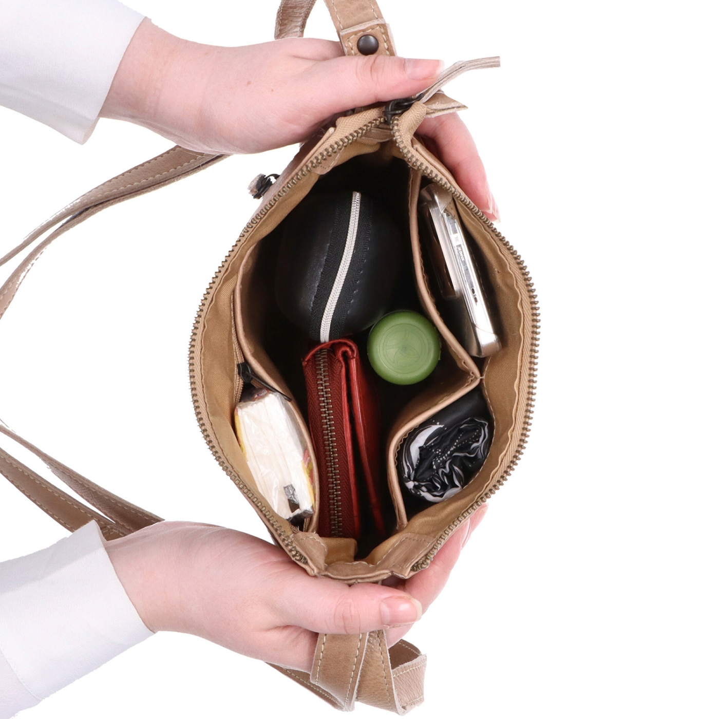 Kožená crossbody kabelka s moderným dizajnom Noelia Bolger materiál kože zapínanie na zips farba béžová veľkosť malá NB 2400 BE Vnútro