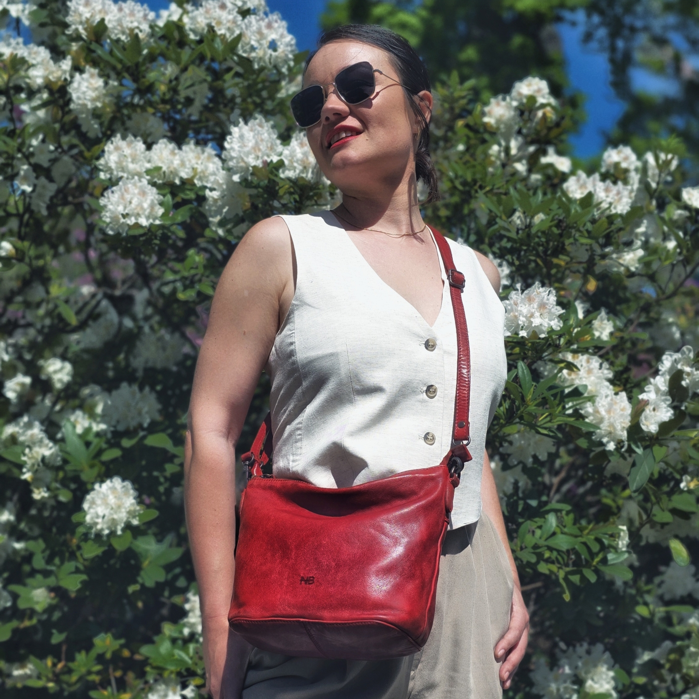 Menšia kožená kabelka s popruhom a uchom Noelia Bolger materiál kože zapínanie na zips farba červená veľkosť malá NB 2409 CV Lifestyle