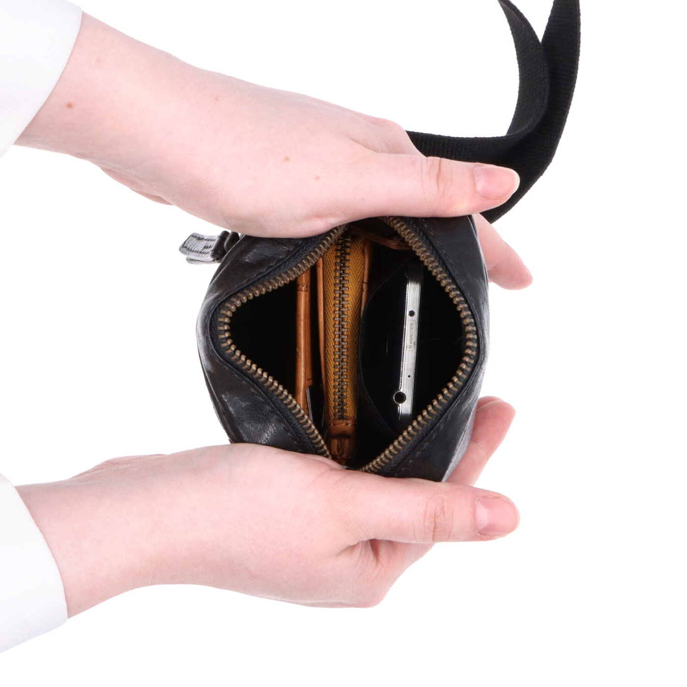 Malá kožená crossbody Poyem materiál kože zapínanie na zips farba čierna veľkosť malá 2220 Poyem C Vnútro