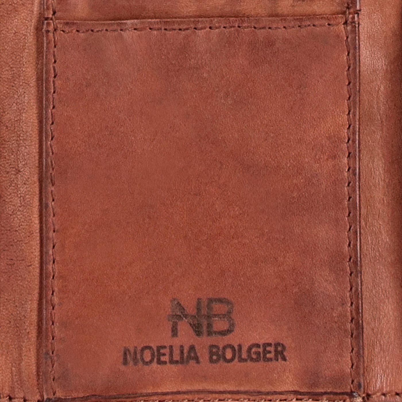 Malá kožená peňaženka v boho štýle Noelia Bolger materiál kože zapínanie na cvok farba koňaková veľkosť malá 5124 NB KO Logo