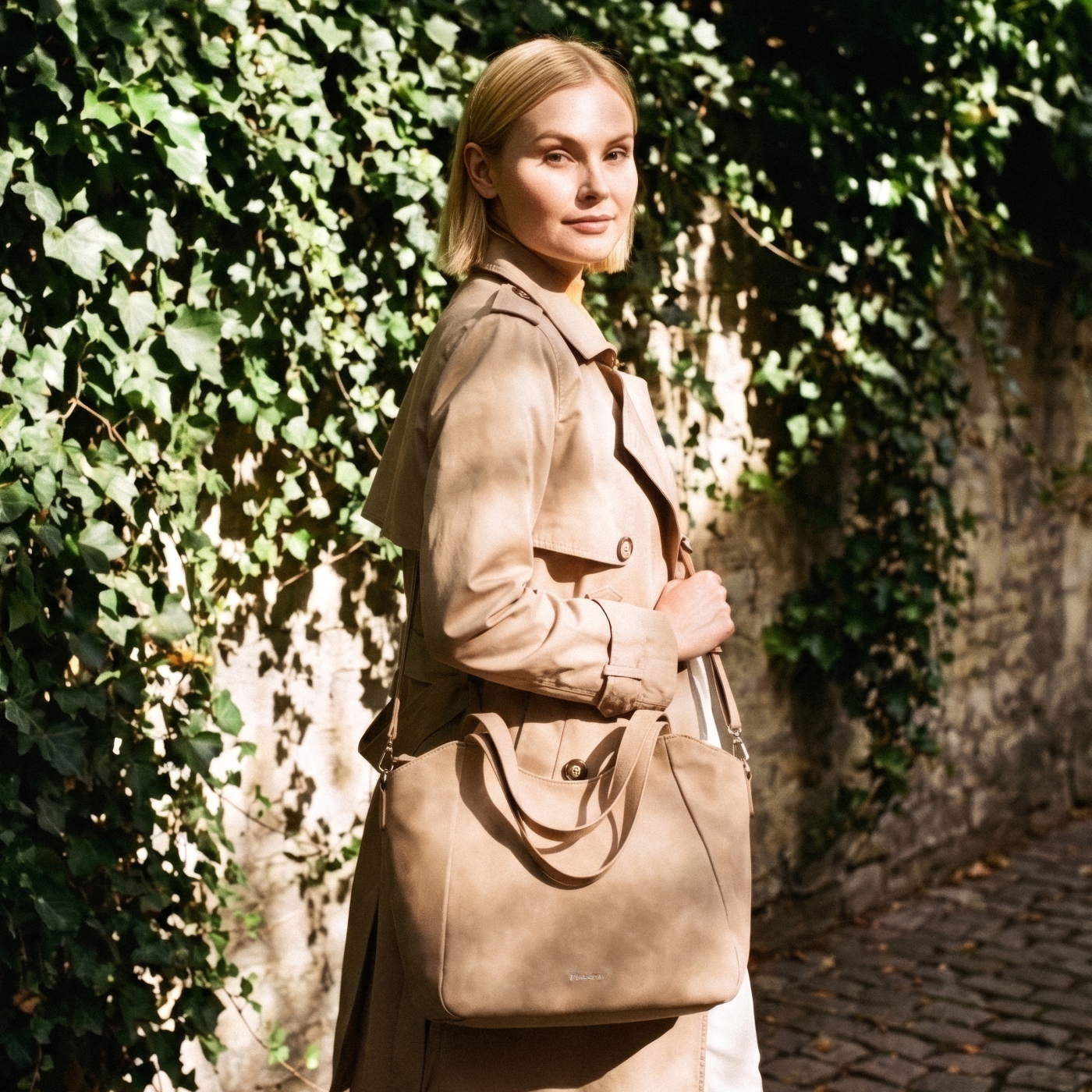 Veľká kabelka na rameno s crossbody popruhom Tangerin materiál syntetická koža zapínanie na zips farba béžová veľkosť veľká 1120 MO Lifestyle
