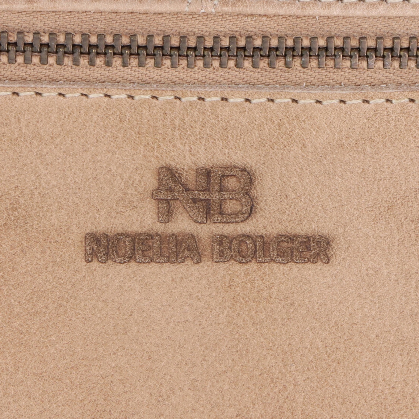 Dlhá kožená peňaženka s prešívaním Noelia Bolger materiál kože zapínanie na cvok farba béžová veľkosť veľká 5126 NB BE Logo