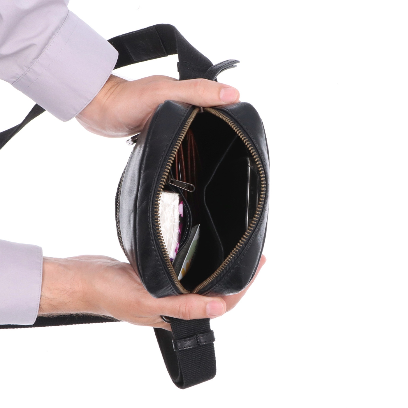 Malá kožená crossbody Poyem materiál kože zapínanie na zips farba čierna veľkosť malá 2213 Poyem C Vnútro