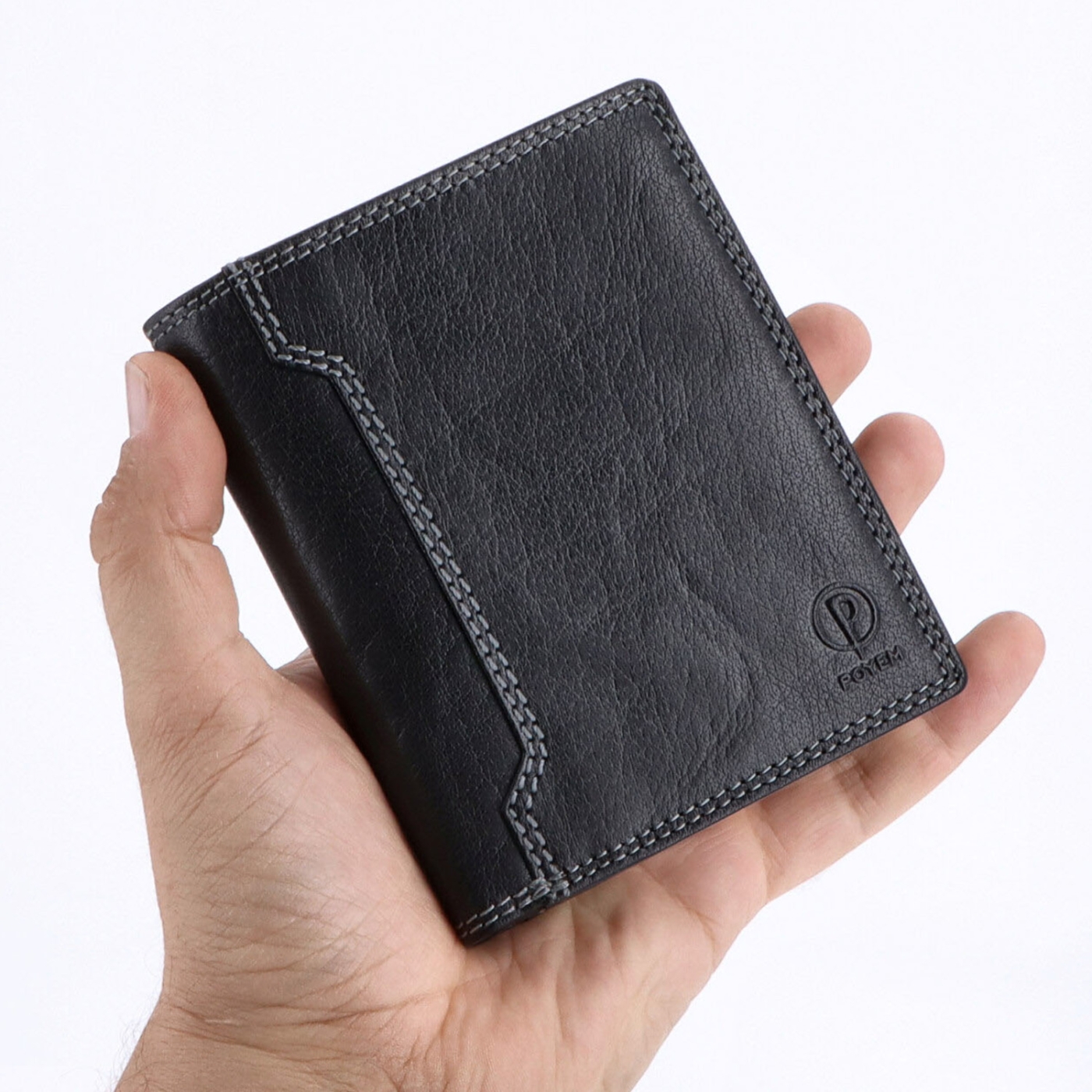 Kožená peňaženka na výšku Poyem materiál kože zapínanie Bez zapínania farba čierna veľkosť stredná 5211 Poyem C V ruke