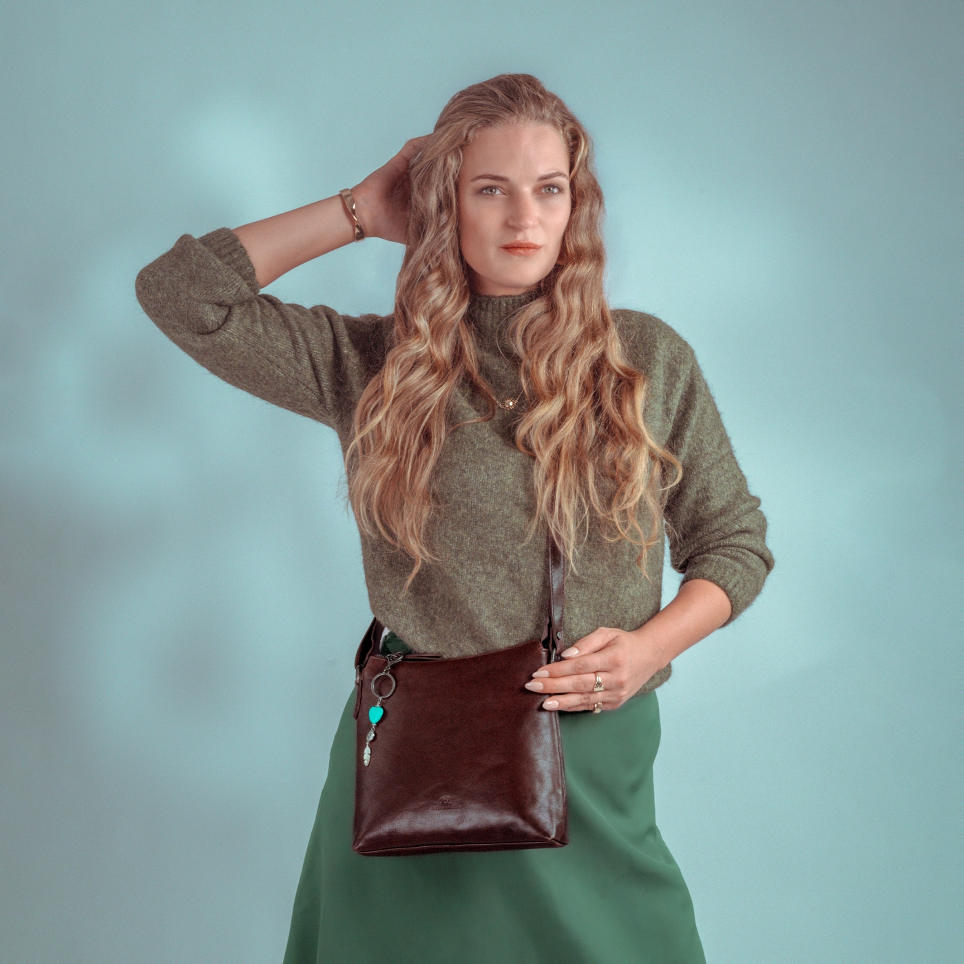 Kožená crossbody kabelka s príveskom Noelia Bolger materiál kože zapínanie na zips farba hnedá veľkosť malá NB 3100 H Lifestyle