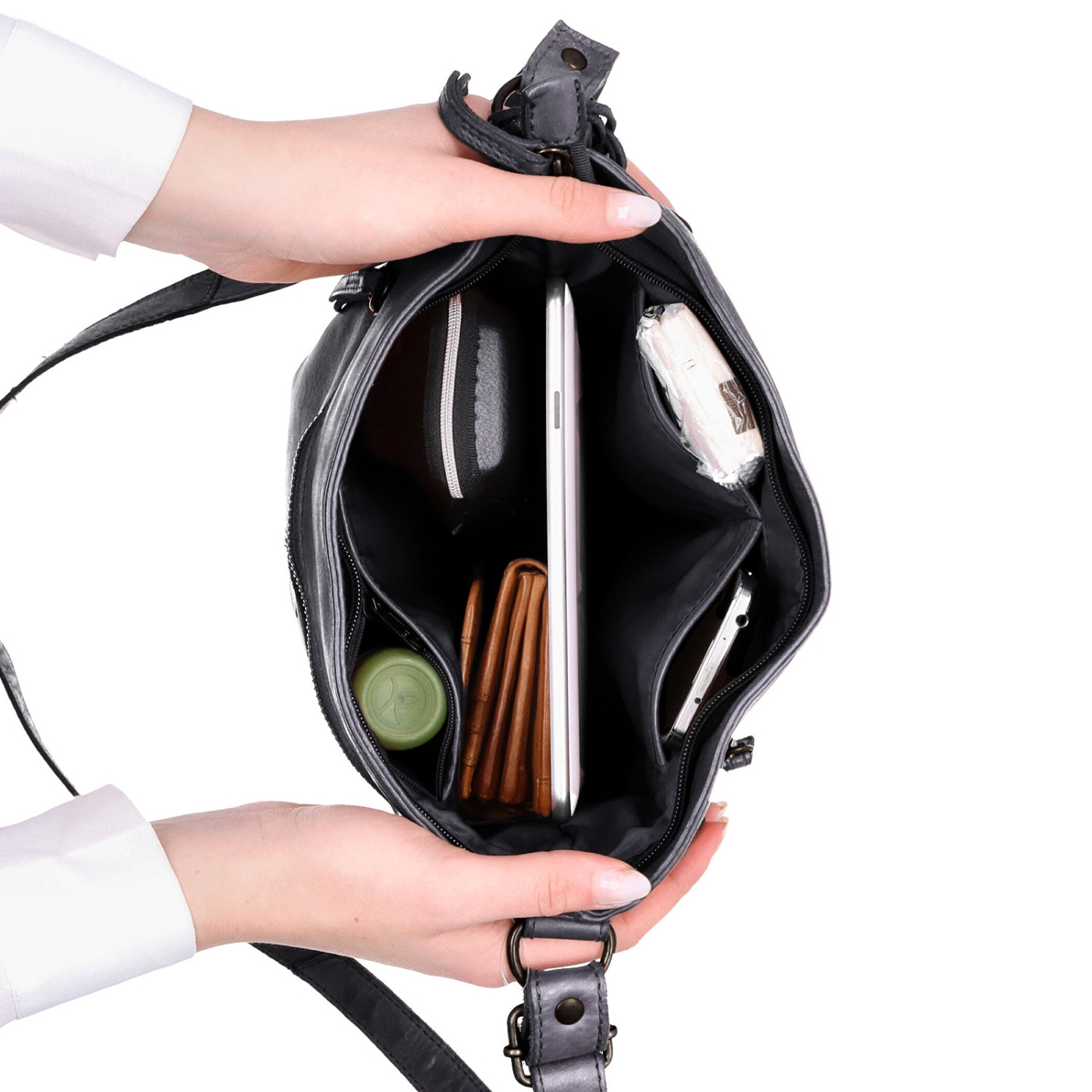 Kožená vintage crossbody s vreckami Noelia Bolger materiál kože zapínanie na zips farba čierna veľkosť stredná NB 2006 C Vnútro