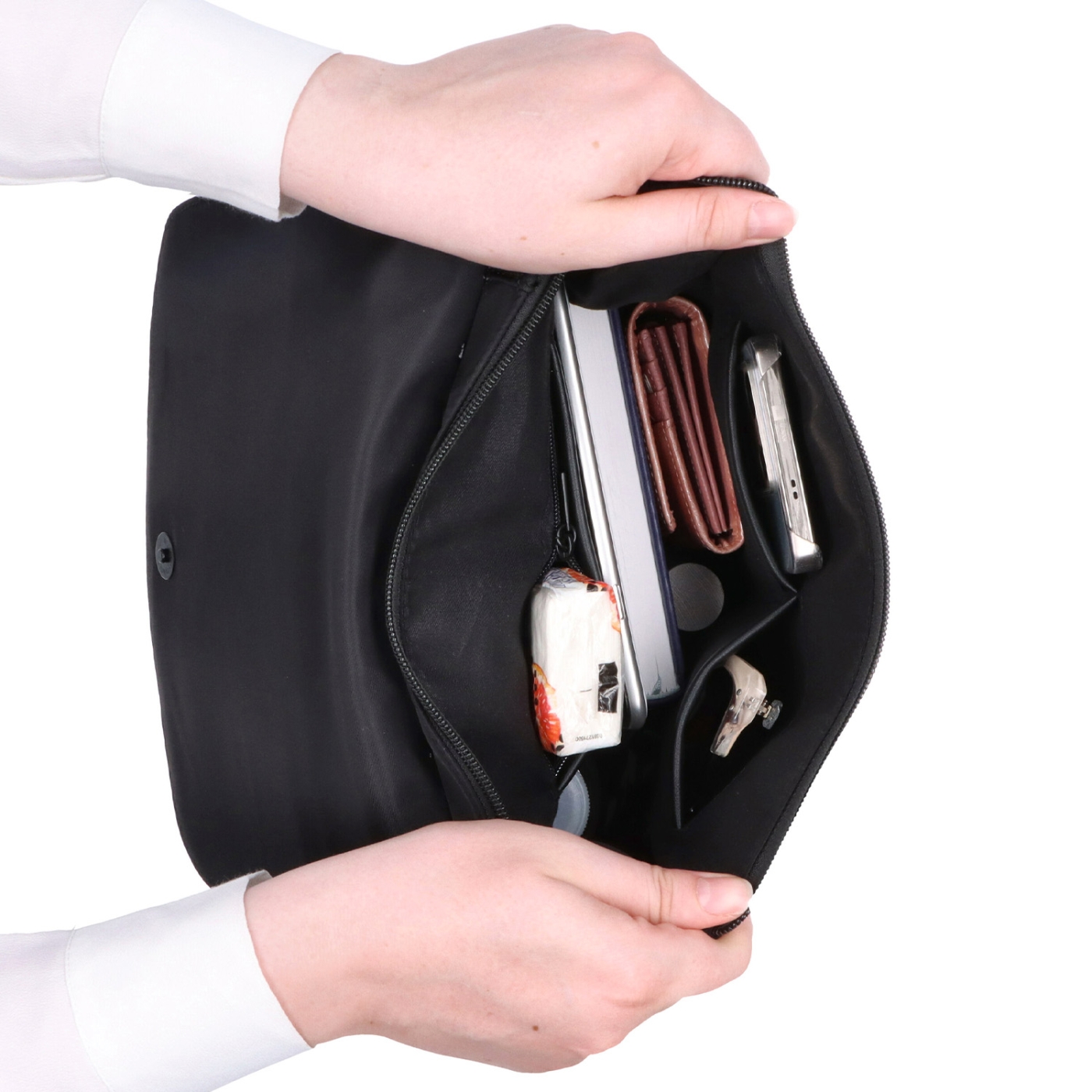 Mestský nylonový batoh v modernom dizajne Carmelo materiál nylon zapínanie na zips farba čierna veľkosť stredná 6608 C LE Vnútro