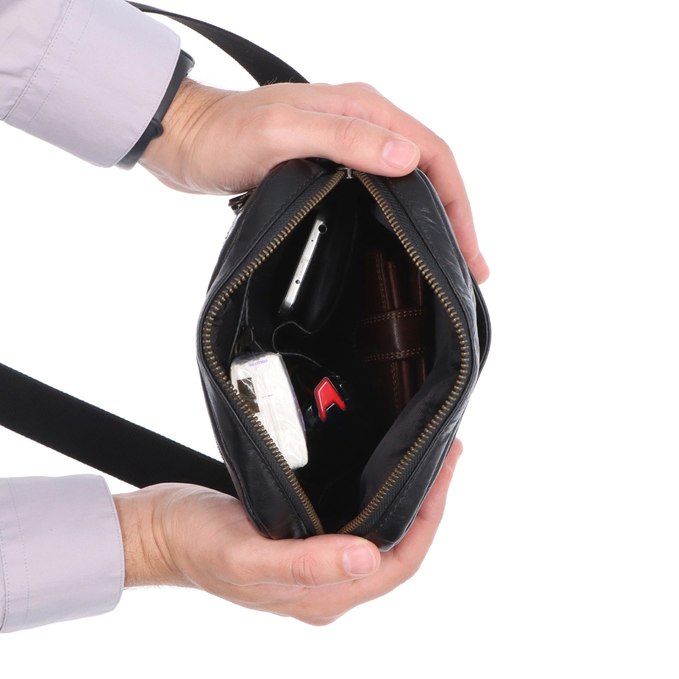Kožená crossbody taška Poyem materiál kože farba čierna veľkosť malá 2200 Poyem C Vnútro