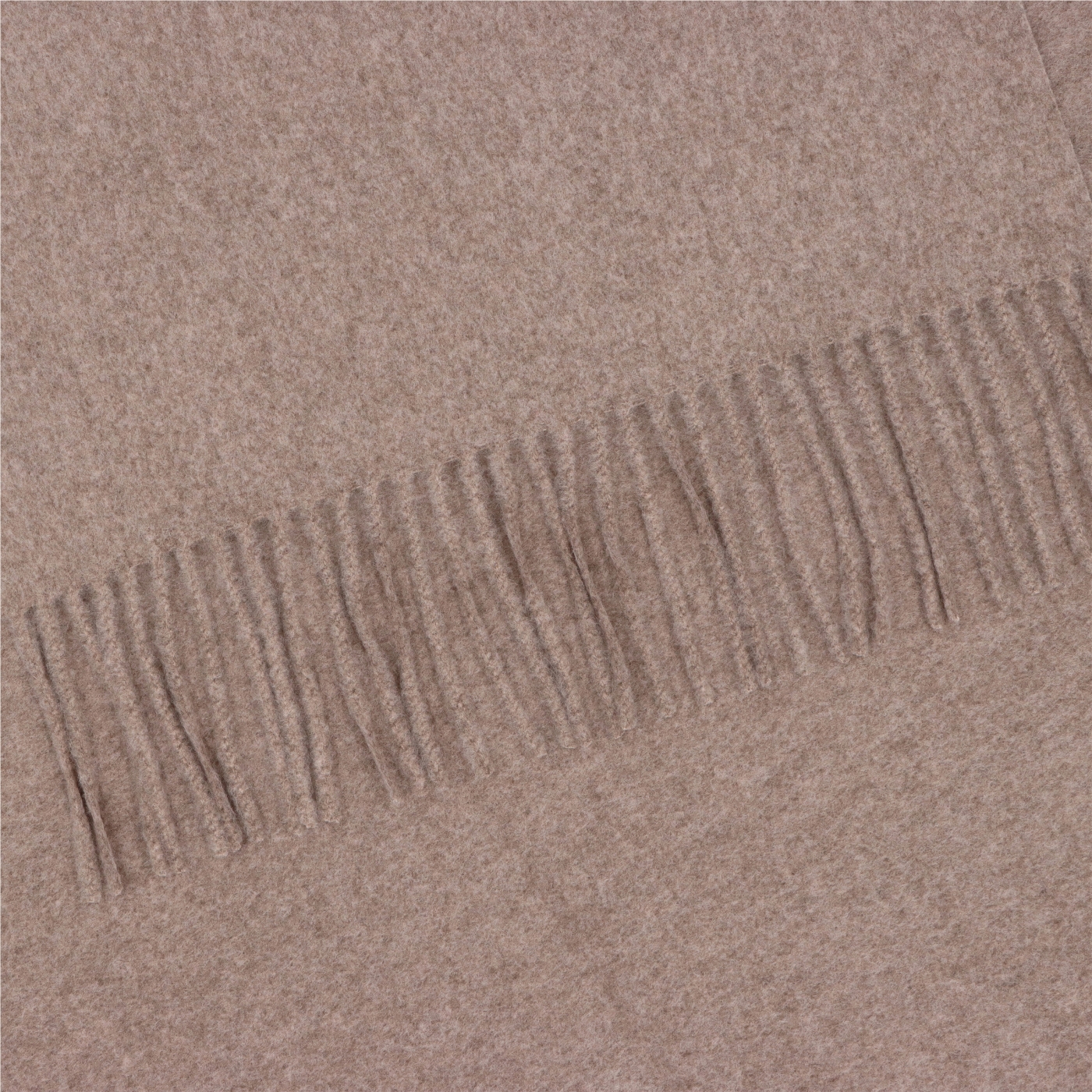 Elegantný jednofarebný šál so strapcami Noelia Bolger materiál Polyester s prímesou vlny farba taupe KZ003 - 04