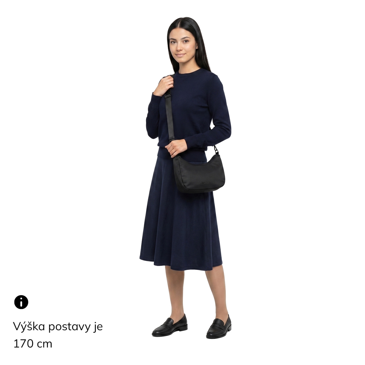Malá kabelka so zaobleným tvarom Carmelo materiál nylon zapínanie na zips farba čierna veľkosť malá 6602 C LE Na postave