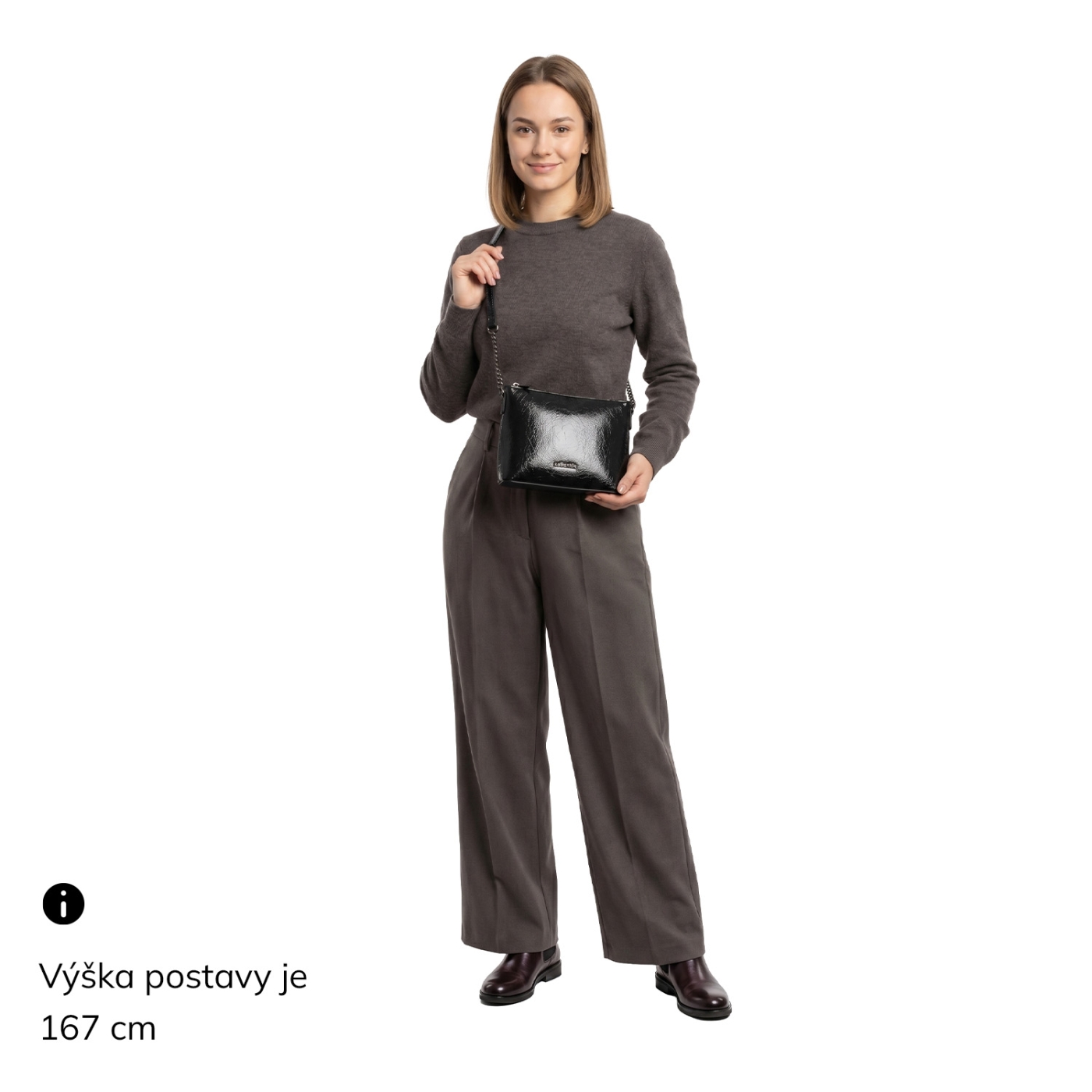 Elegantná kabelka z lesklého syntetického materiálu Le Sands materiál syntetická koža zapínanie na zips farba čierna veľkosť malá 4374 C Na postave
