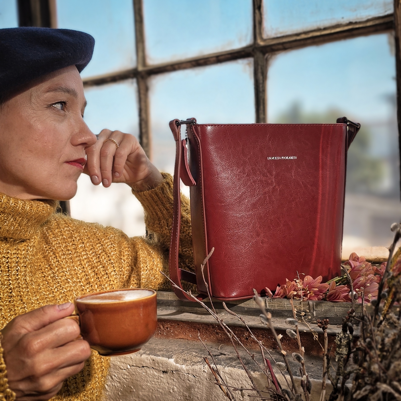 Malá elegantná kožená crossbody kabelka Noelia Bolger materiál kože zapínanie na zips farba červená veľkosť malá NB 0065 TCV Lifestyle