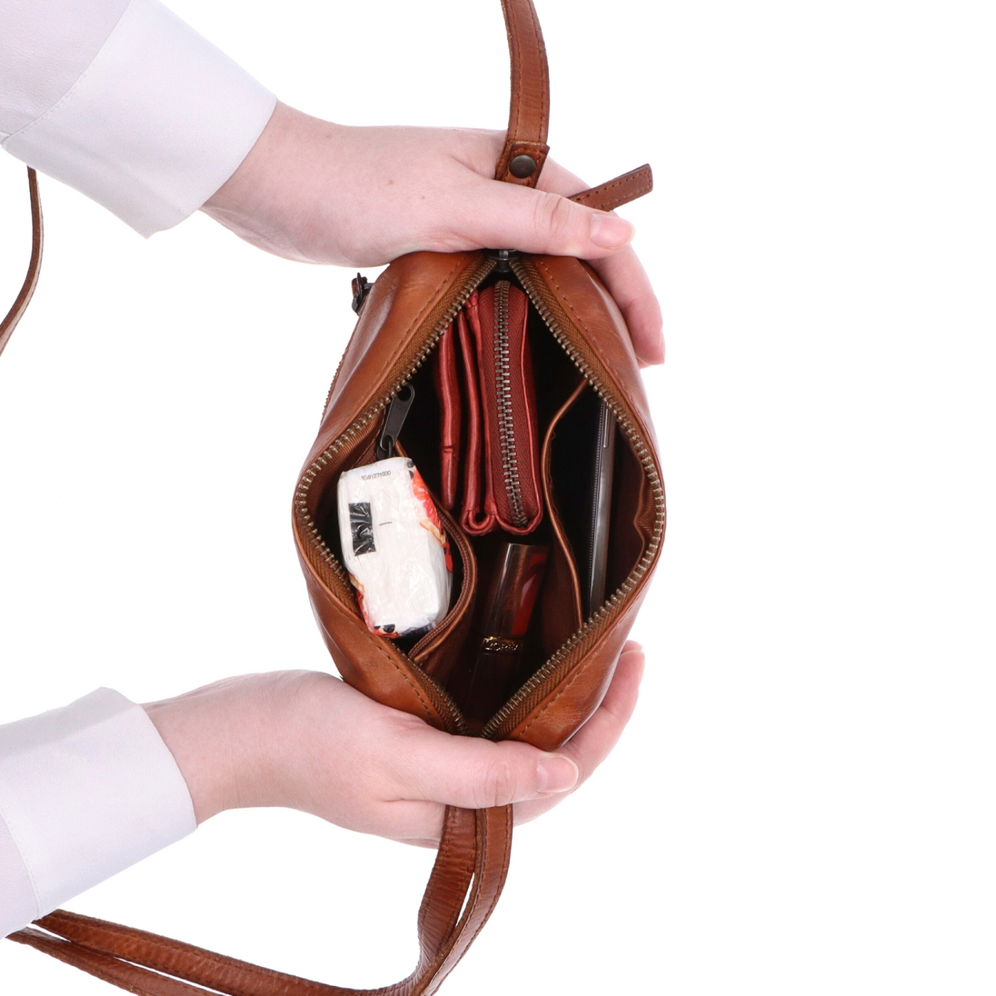 Minimalistická kožená crossbody kabelka Noelia Bolger materiál kože zapínanie na zips farba koňaková veľkosť malá NB 2417 KO Vnútro