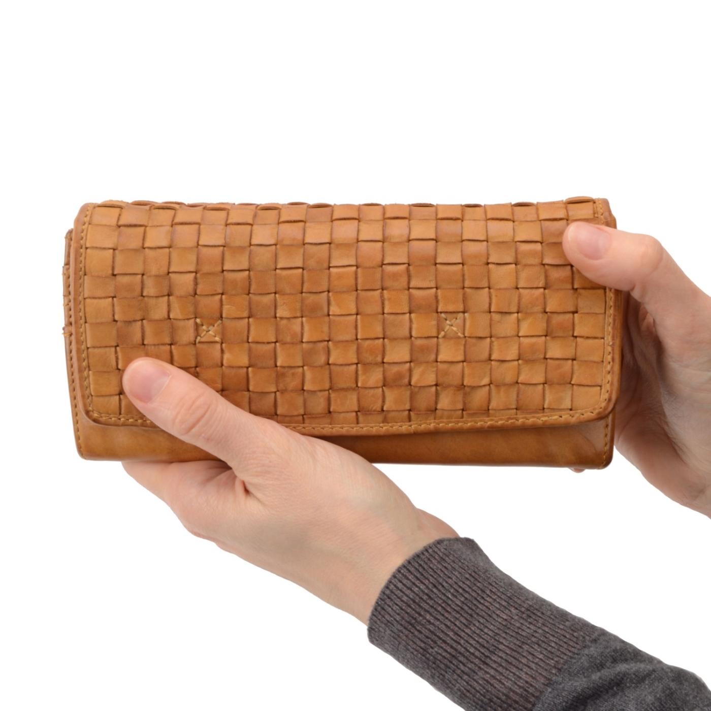 Dlhá prepletaná peňaženka Noelia Bolger materiál kože zapínanie na cvok farba žltá veľkosť veľká 5105 NB ZLU V ruke