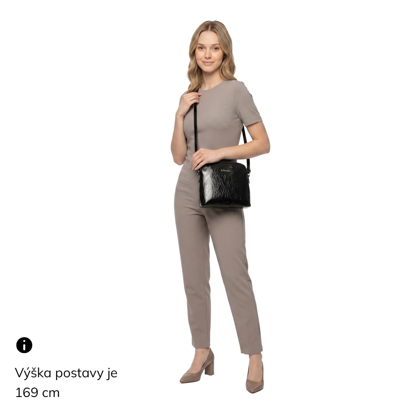 Dizajnová crossbody vintage kabelka so štruktúrovaným vzorom Le Sands materiál syntetická koža zapínanie na zips farba čierna veľkosť malá 4371 C Na postave