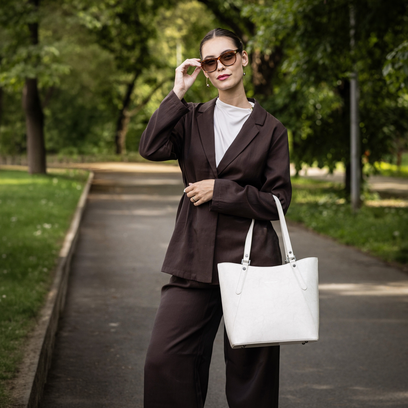 Kožená biznis kabelka Noelia Bolger materiál kože zapínanie na zips farba biela veľkosť veľká NB 0094 OW Lifestyle