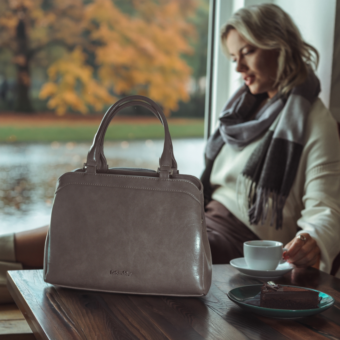 Elegantná kabelka do ruky aj cez rameno Le Sands materiál syntetická koža zapínanie na zips farba taupe veľkosť stredná 7729 T Lifestyle