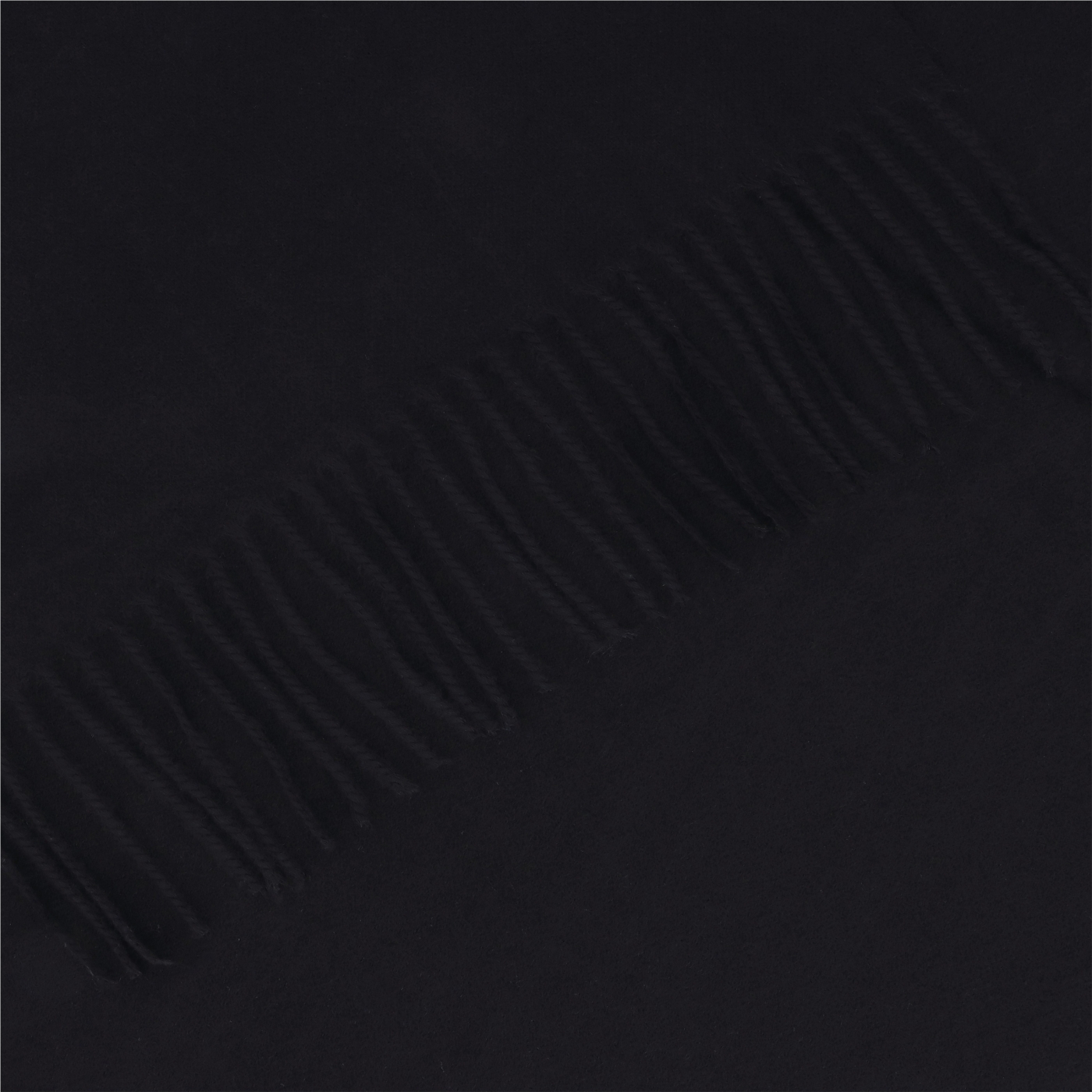 Príjemný šál so strapcami na každý deň Noelia Bolger materiál Polyester s prímesou vlny farba čierna KZ005 - 01