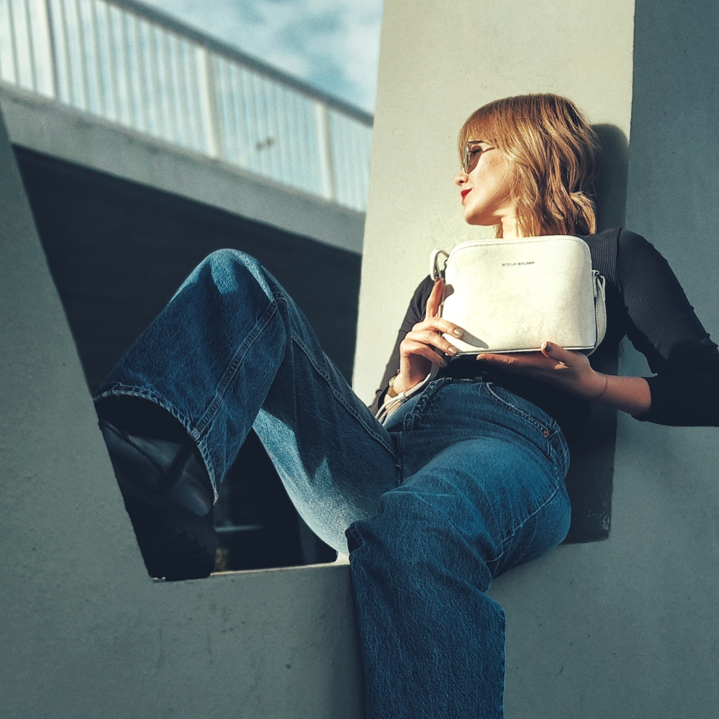 Luxusná malá kožená crossbody kabelka Noelia Bolger materiál kože zapínanie na zips farba biela veľkosť malá NB 0080 OW Lifestyle
