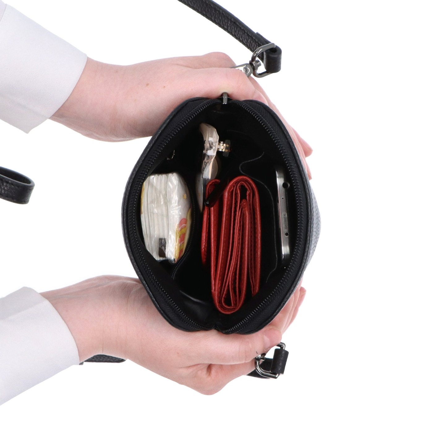 Malá kožená crossbody kabelka Noelia Bolger materiál kože zapínanie na zips farba čierna veľkosť malá NB 3017 C Vnútro