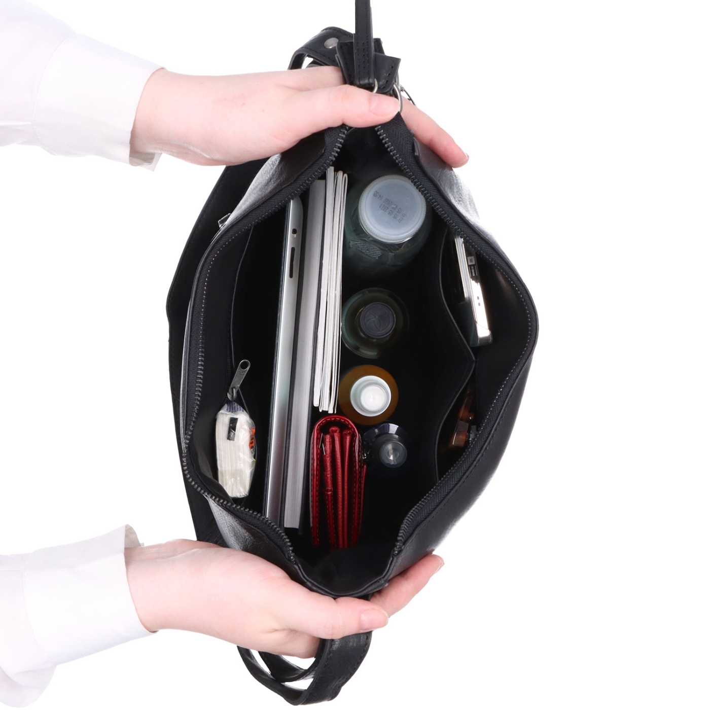 Kožená crossbody kabelka s moderným príveskom Noelia Bolger materiál kože zapínanie na zips farba čierna veľkosť stredná NB 3106 C Vnútro