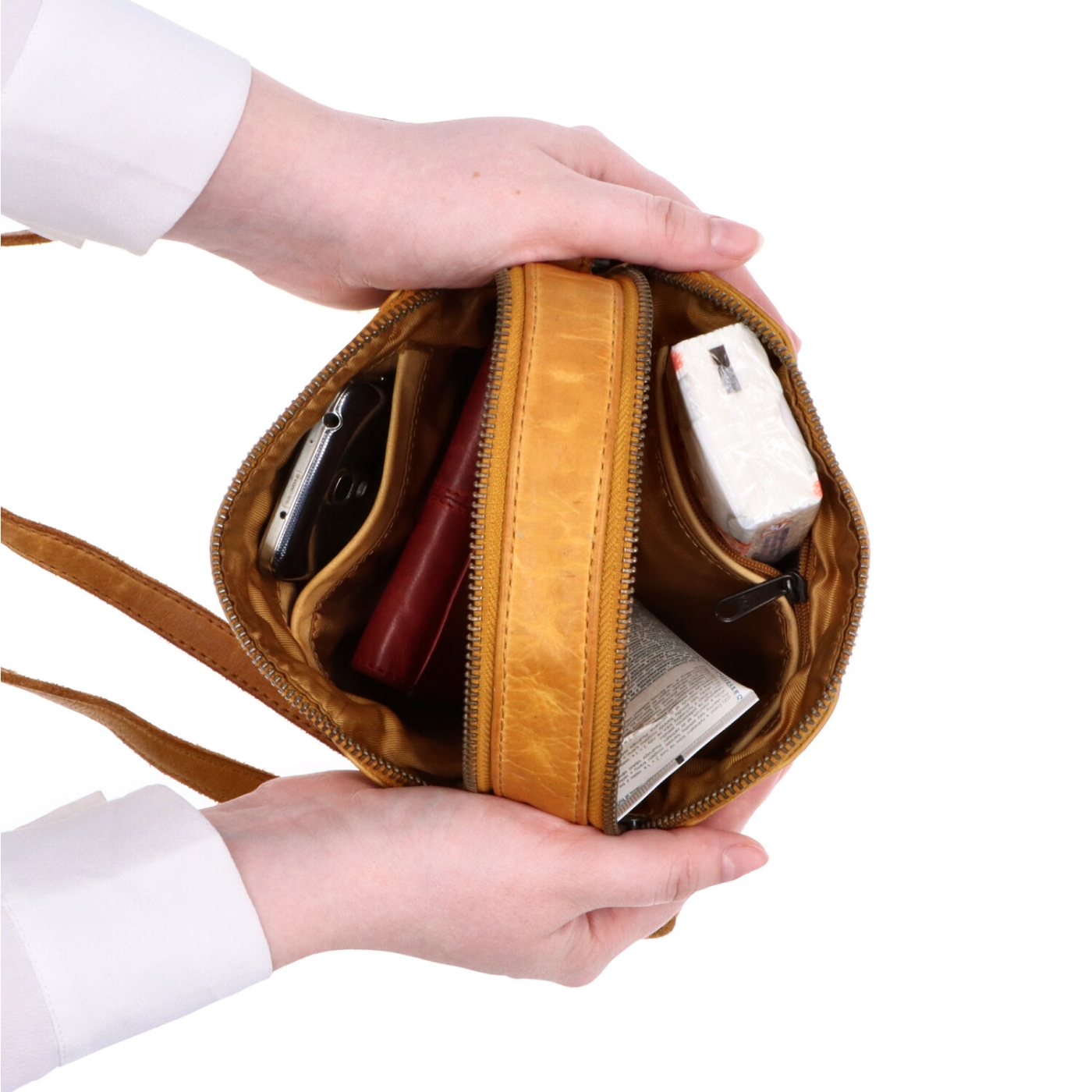 Kvalitná kožená crossbody kabelka Noelia Bolger materiál kože zapínanie na zips farba žltá veľkosť malá NB 2408 ZLU Vnútro
