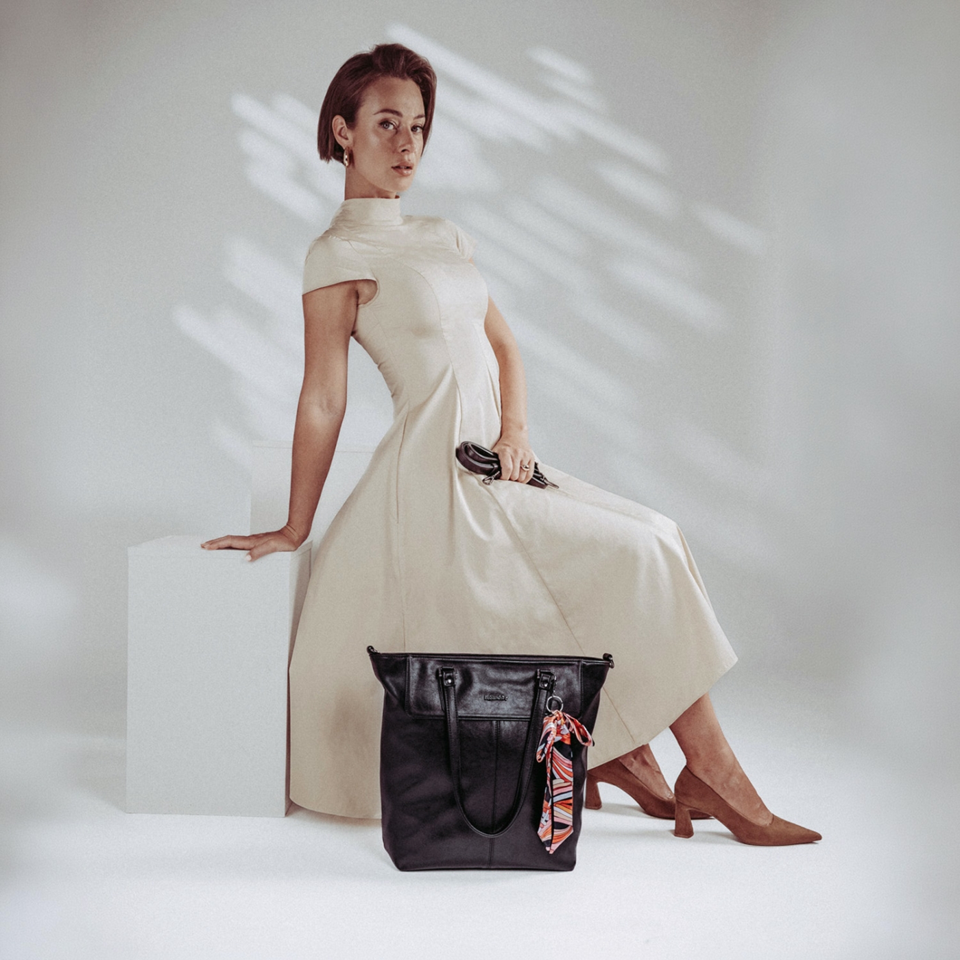 Priestranná shopper kabelka s ozdobnou šatkou Le Sands materiál syntetická koža zapínanie na zips farba čierna veľkosť veľká 7726 C Lifestyle