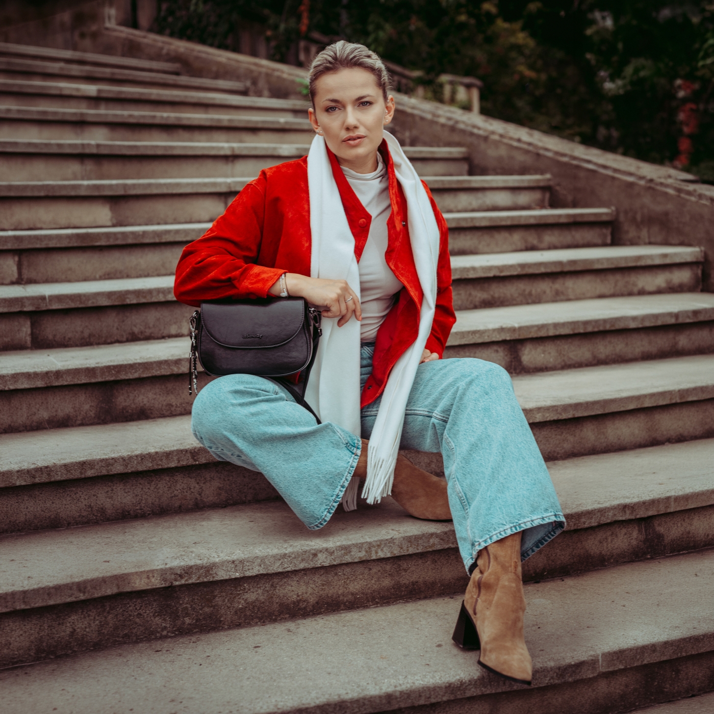 Štýlová crossbody kabelka s chlopňou Le Sands materiál syntetická koža zapínanie s chlopňou farba čierna veľkosť malá 7730 C Lifestyle